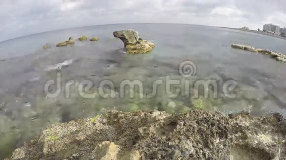 美丽的度假海滩与石头在罗兹岛延时4K视频的预览图