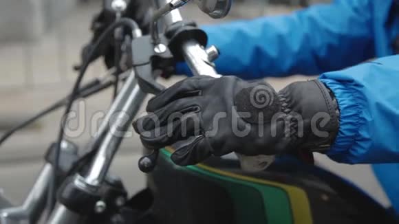 开放道路上的摩托车手视频的预览图