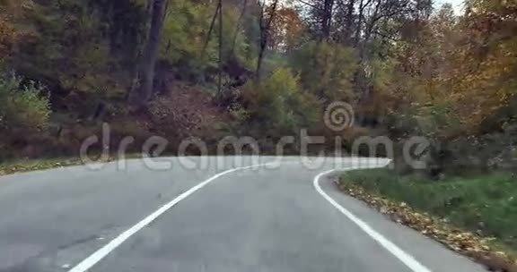 在一条扭曲的道路上的汽车旅行录像视频的预览图