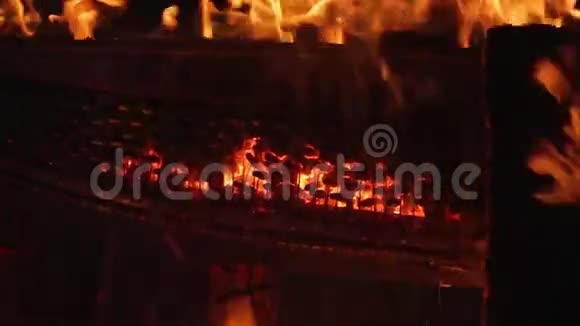 火上钢琴乐器视频的预览图