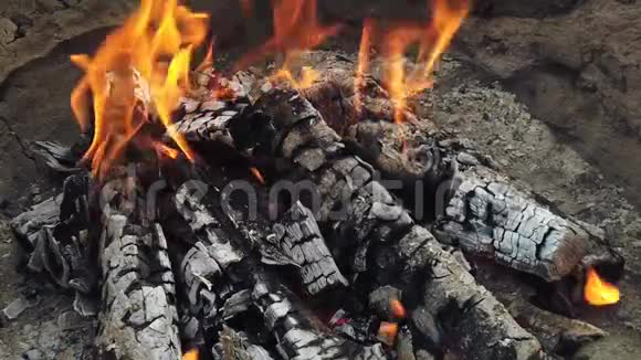 近距离观看烧烤炉中燃烧的木炭和火焰视频的预览图
