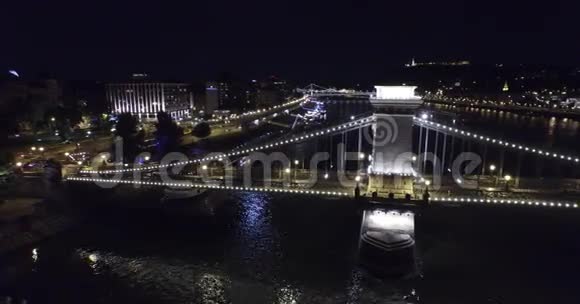 布达佩斯美丽桥梁的空中夜景视频的预览图