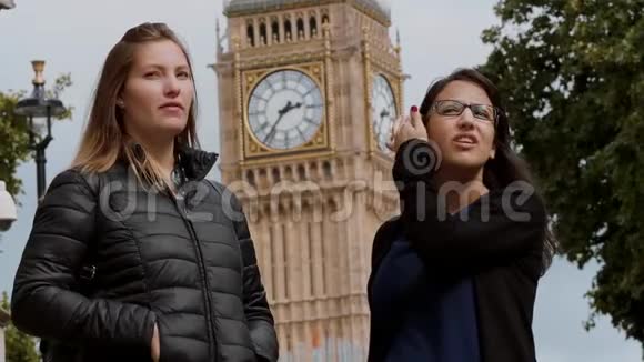 两个女朋友伦敦城市之旅视频的预览图