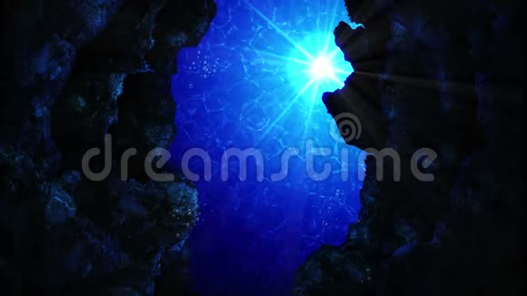 在海洋中潜水水下观看深蓝大海中的太阳光线和气泡奢享暑假概念循环动画视频的预览图