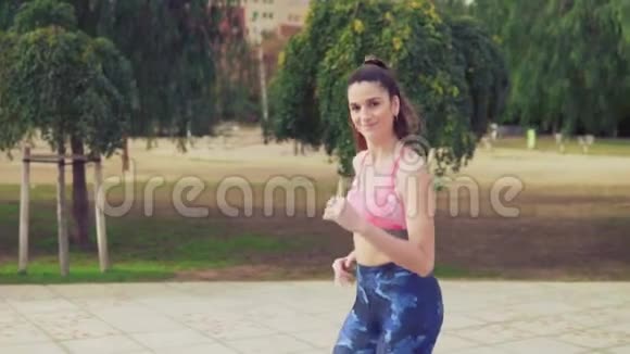 在公园里跑步的健康女人的慢动作视频运动训练视频的预览图