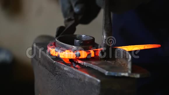 铁匠用炽热的发光金属加工用轻微慢动作弯曲钢视频的预览图