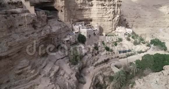 圣乔治东正教修道院周围Judean沙漠的WadiQelt视频的预览图