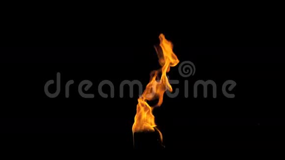 火炬燃烧火焰表演者从底部吹气视频的预览图
