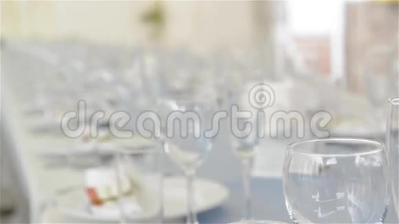 婚宴的装饰餐桌漂亮的餐桌布置视频的预览图