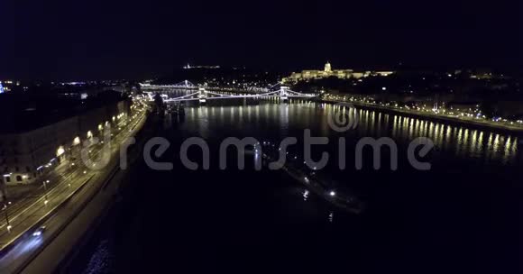 布达佩斯美丽桥梁的空中夜景视频的预览图