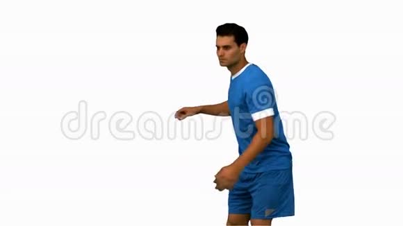 足球运动员在白色屏幕上踢足球视频的预览图