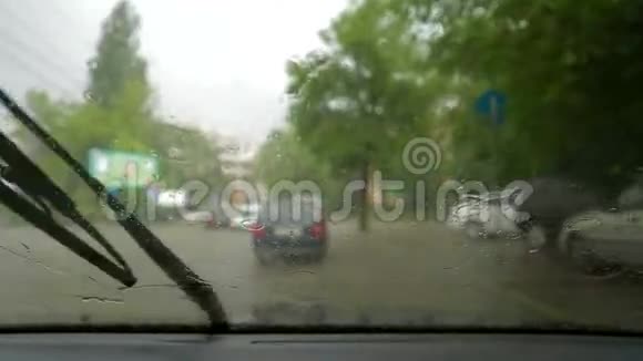 暴雨期间市区交通视频的预览图