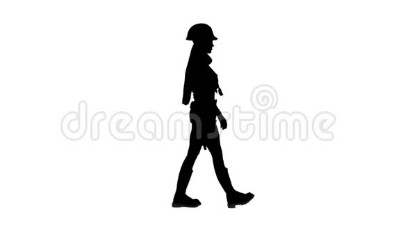 戴着头盔和靴子的女孩走了剪影白色背景侧视图视频的预览图