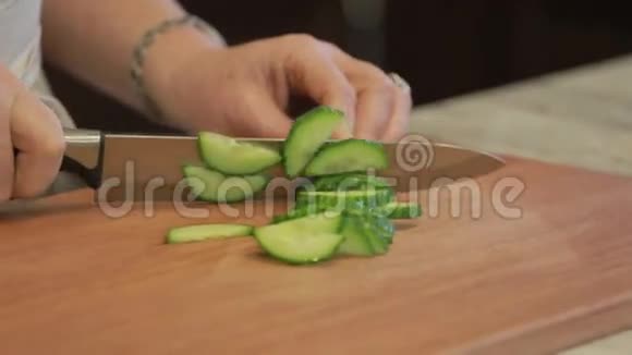 黄瓜被切成薄片视频的预览图