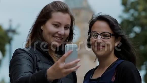 两个女朋友伦敦城市之旅视频的预览图