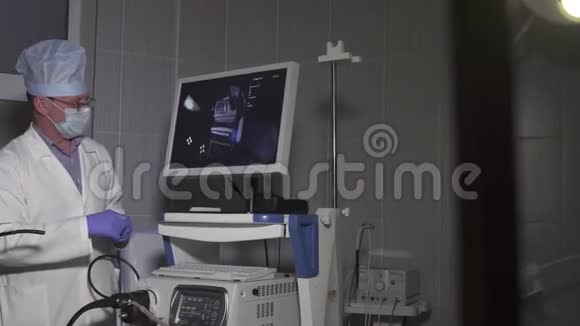 医生和助理医生为医疗设备工作视频的预览图