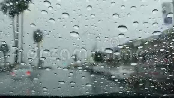 在雨中驾驶玻璃上有许多水滴视频的预览图