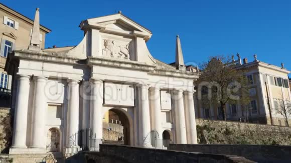 贝加莫意大利老城新贾科莫港老门的景观和历史建筑视频的预览图