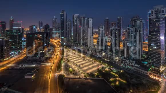 迪拜商务湾夜以继日的空中时空全景视频的预览图