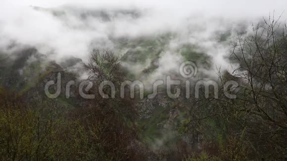 俄罗斯早春浓雾笼罩着中高加索山脉陡峭的山坡视频的预览图