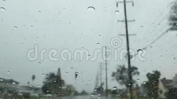 在雨中驾驶玻璃上有许多水滴视频的预览图