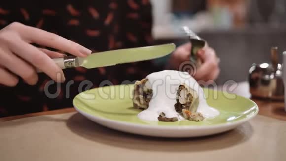 无法辨认的女孩在餐厅用叉子和刀子吃甜点视频的预览图