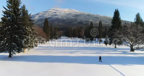 徒步旅行者4k漫步在雪景上视频的预览图