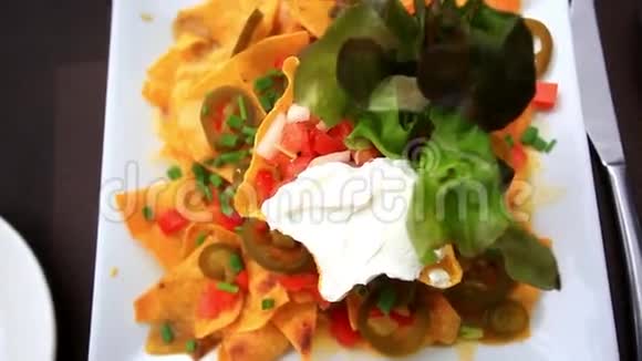 加玉米卷的盘子沙拉墨西哥食物高清高清视频的预览图