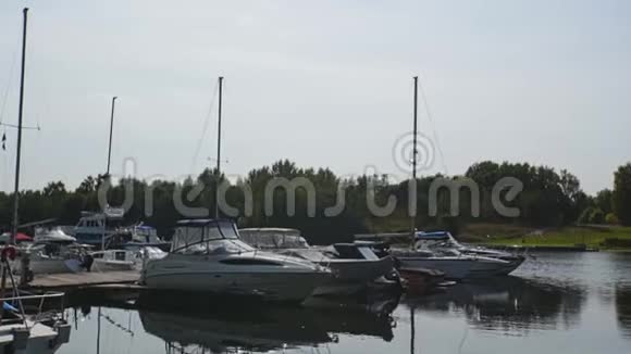 在湖上停泊着船和小船照相机在动视频的预览图