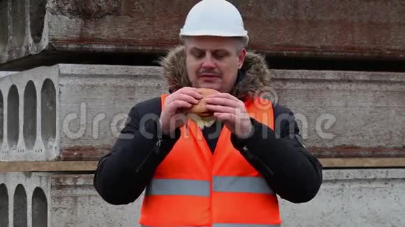 工人在工地吃汉堡包视频的预览图