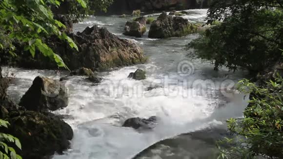 贵州瀑布与急流视频的预览图