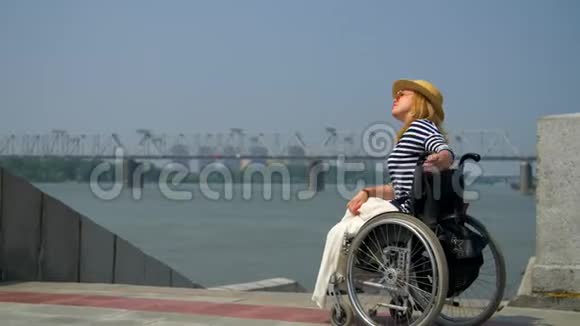 那个残废的女人坐在轮椅上视频的预览图
