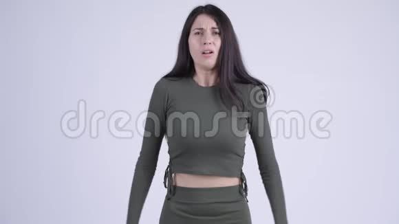 年轻愤怒的女人手臂交叉视频的预览图