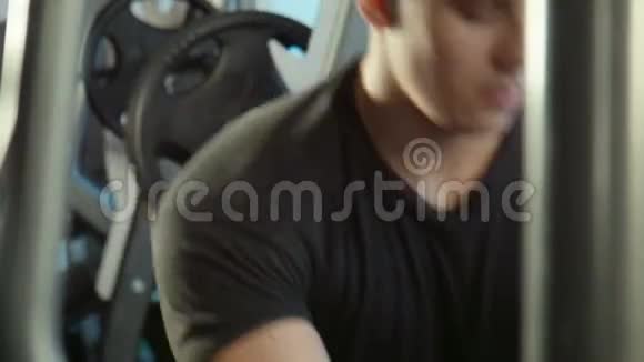 这家伙在健身机上搞健身房视频的预览图
