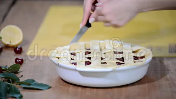 用新鲜樱桃派填充蛋糕的材料女人准备樱桃派视频的预览图