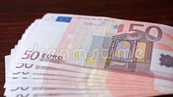 一张桌子上50欧元钞票的扇形纸堆视频的预览图