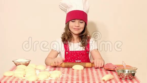 小女孩做饭揉面团视频的预览图