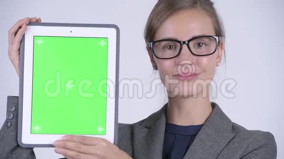 年轻快乐女商人展示数码平板电脑的脸视频的预览图