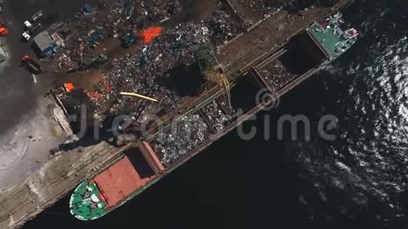 航空视野回收装载废金属在船上视频的预览图