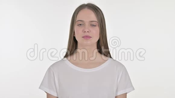 美丽的年轻女子哭泣白色背景视频的预览图