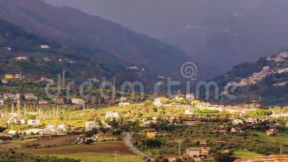 村在山谷雾藏意大利西西里视频的预览图