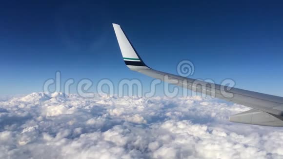 空中飞机的机翼一架飞机飞过云层的翅膀视频的预览图