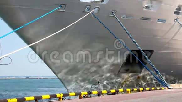 游轮停靠在港口视频的预览图
