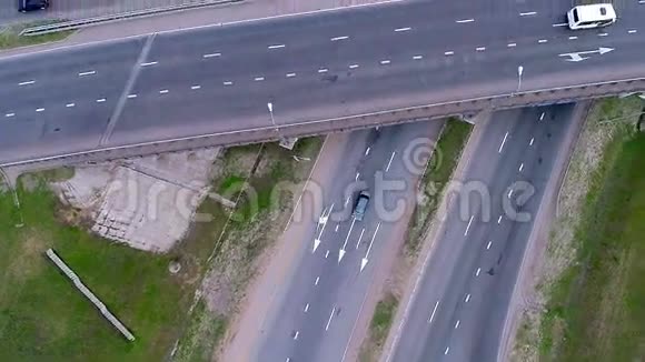 公路上的道路交通空中射击视频的预览图