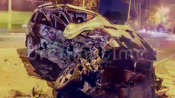 道路事故汽车在路上撞坏了视频的预览图