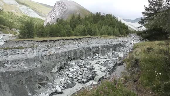 雅鲁河流入峡谷阿尔泰山视频的预览图