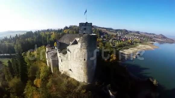 波兰Czorsztyn湖Niedzica城堡的空中镜头视频的预览图