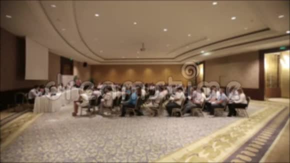 许多人聚集在一个会议或研讨会上背景模糊视频的预览图