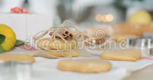 将姜饼面团与面粉和饼干切块放在桌上传统自制圣诞甜点视频的预览图