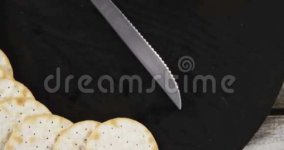 芝士片配脆饼干和刀视频的预览图